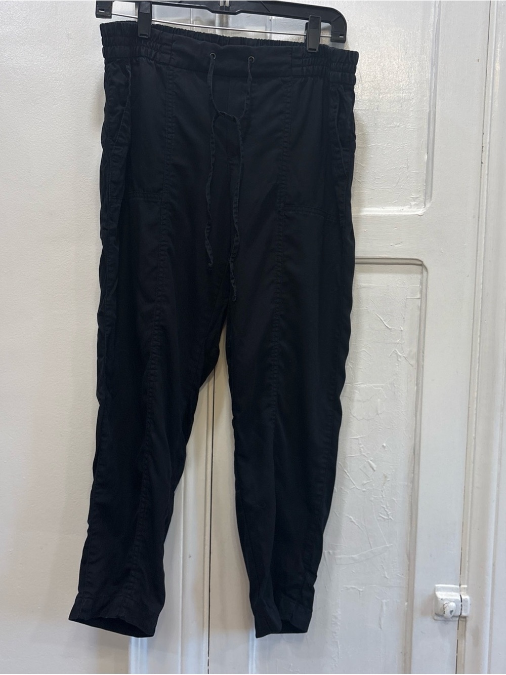 Old Navy Cropped Pants Black MidRise Tapered Leg Drawstring Back pockets size M